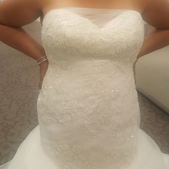 Vera Wang wedding dress - Picture 3 of 4